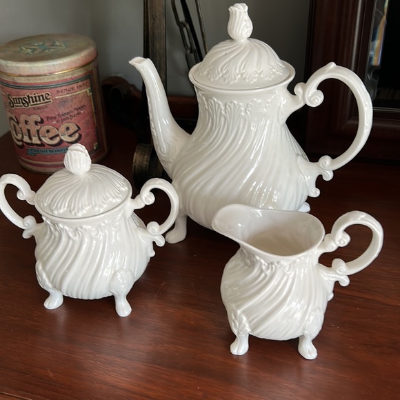 Crown Staffordshire Surrey Collection Teapot, Sugar Pot & Creamer. 3 Piece Set - Picture 1 of 13
